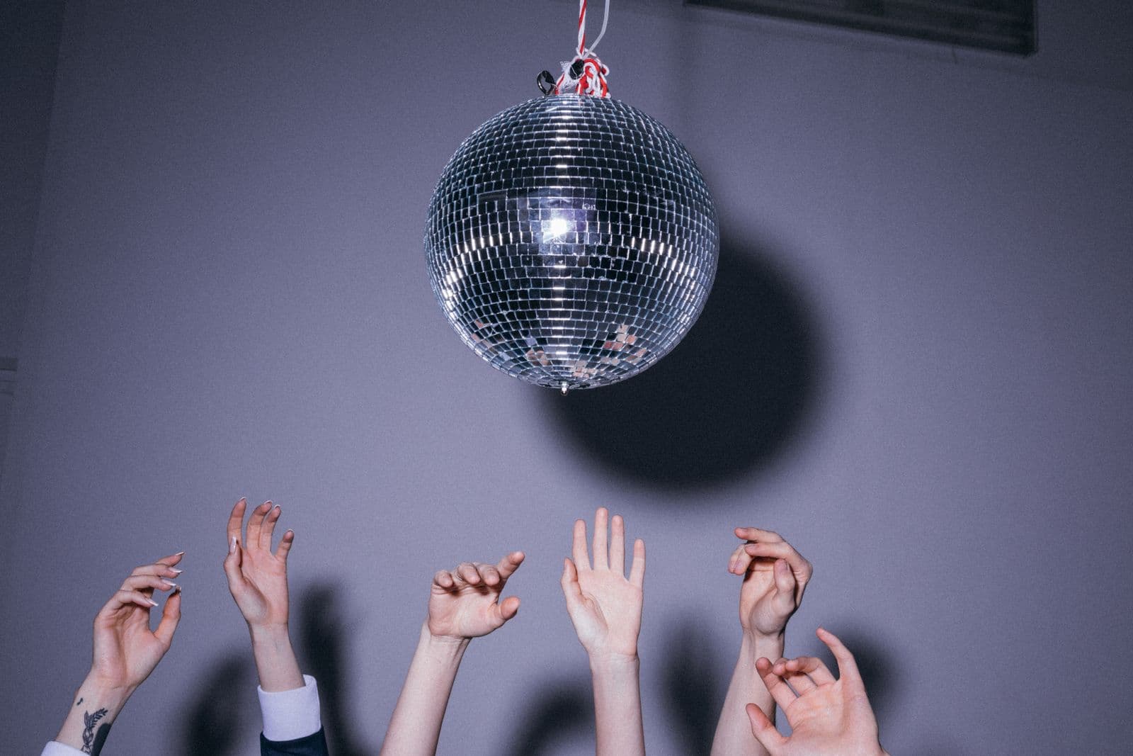 Hender strekker seg mot en discokule — klubbkulturen der skumpartyet ble født