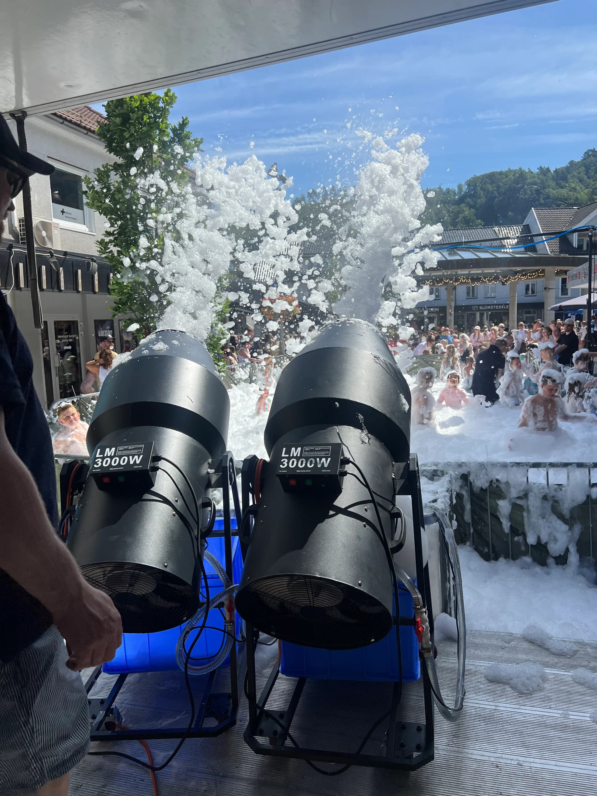 To 3000W skumkanoner fyrer skum ut over folkemengden