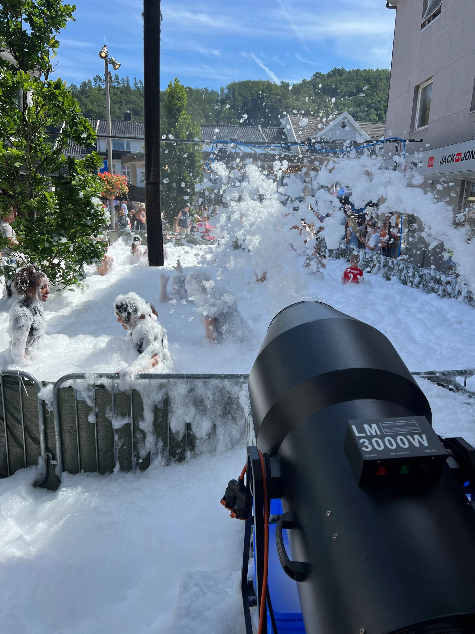Skumkanon i aksjon over foam pit full av festdeltakere